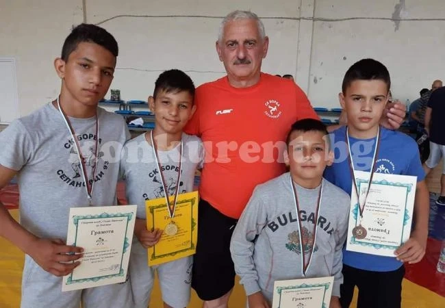 Злато и 3 бронза за Селановци 93 от турнира в Златица