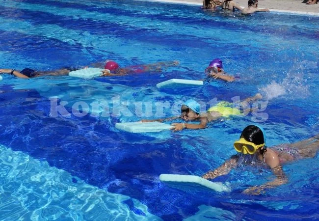 Започнаха плувните курсове в Мездра