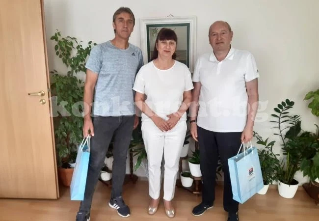Вицепрезидент на БФС дари екипи и топки на двата детски клуба от Лом