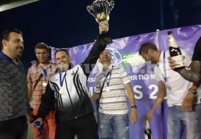 Голям зор за Ивайло Станев, едва си отнесе трофеите от церемонията на БАМФ /Снимки/