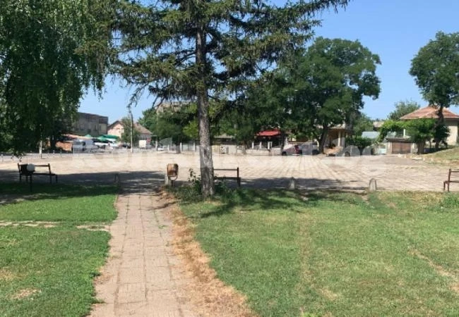 Ремонтират площад и парк в Комощица с 400 бона