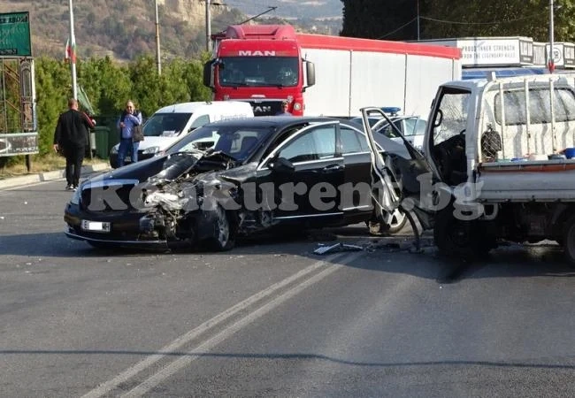 Кръв заля пътя след удар между камион и автомобил