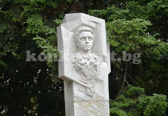 Деца плетат гирлянда от цветя за Васил Левски