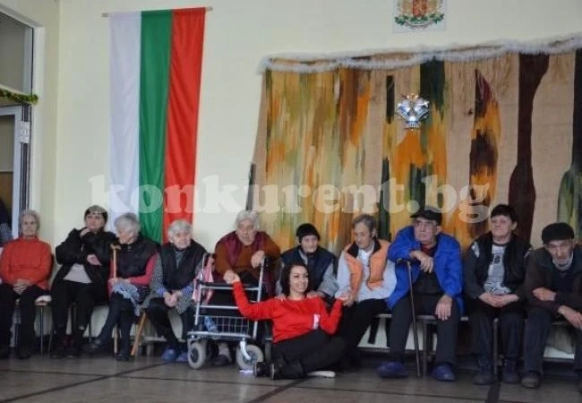 Зарадваха с подаръци възрастни хора от дома в Хайредин