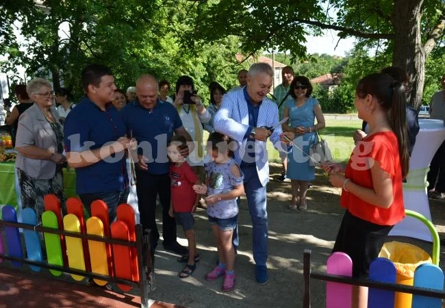 Децата в Долна Вереница вече си имат площадка