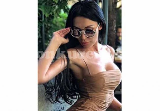hotnews.bg Моника Валериева показа котето си на плажа