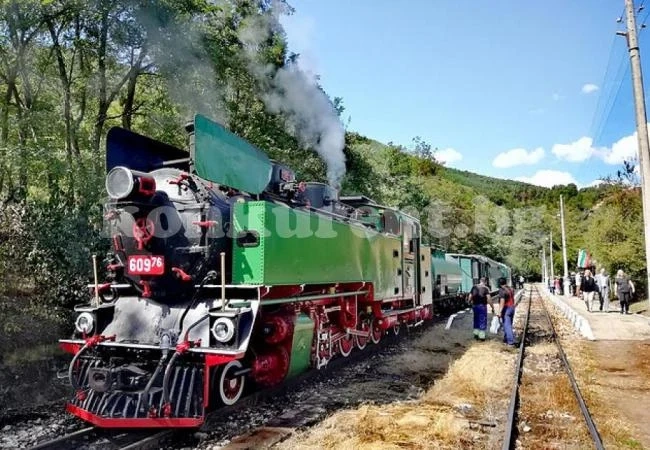 БДЖ пуска малкия ретровлак с парен локомотив по теснолинейката