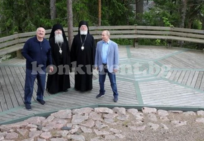 Путин влезе в манастир с маратонки за 976 долара