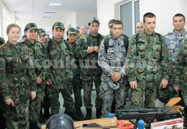 Вдигат възрастта на курсантите във военните вузове