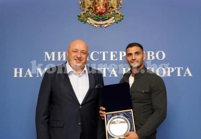 Министър Кралев награди джудист от Монтана