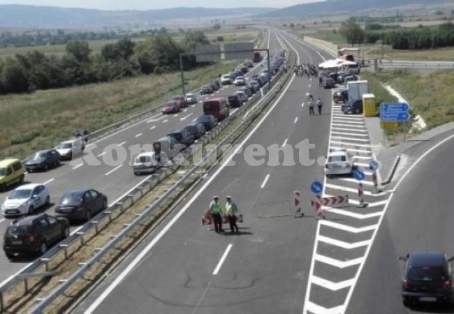 Страховита катастрофа затапи автомагистрала...