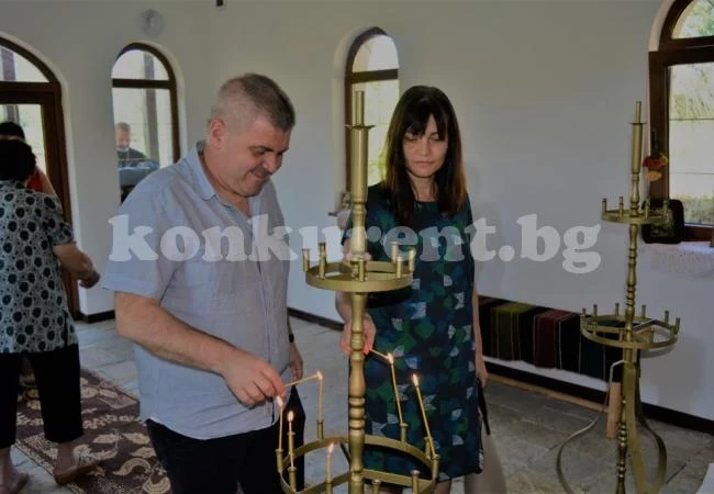 Правят олтар на параклиса Свети Илия във Видлица