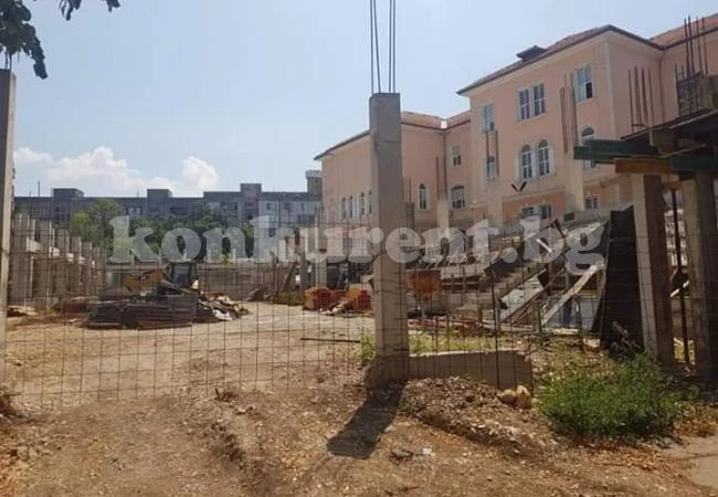 Прекратиха договора на строителя на спортната зала в СУ \