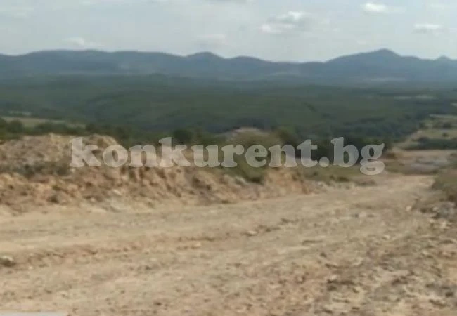Стотици тонове трупове на норки заровени нелегално край сливенско село (СНИМКИ)