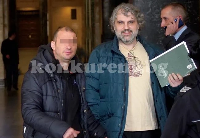Ревнивец пуска 3 куршума в тялото на мъжа на бившата си, прерязва и гърлото му в гараж