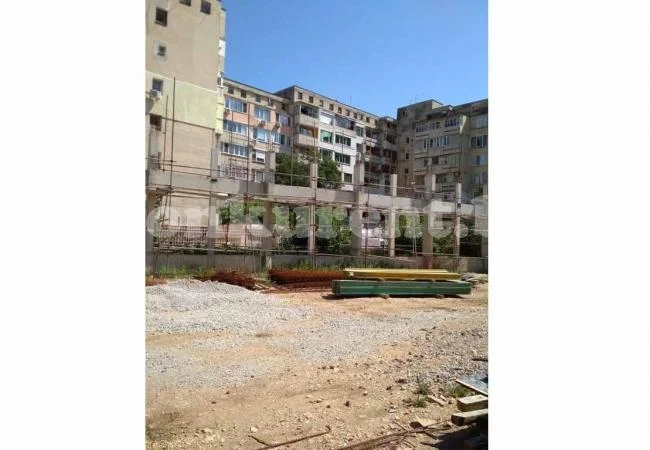 Строителят на спортната залата трябва да напусне обекта до 14 дни