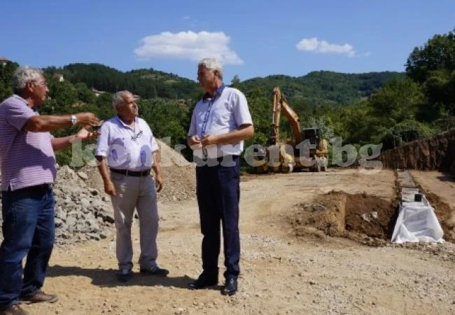 Кметът на община Мездра инспектира дейностите по укрепване на свлачището Игнатица