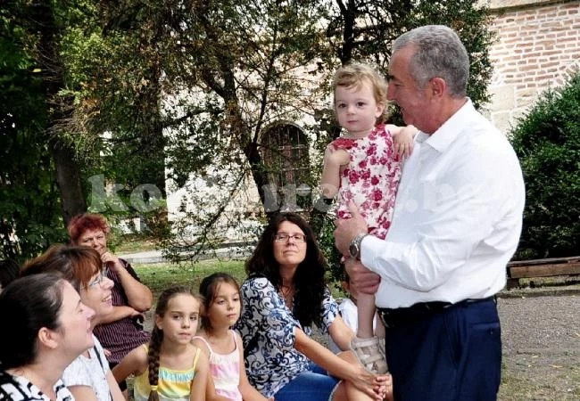 Видинският кмет чете приказка на децата пред Библиопощата