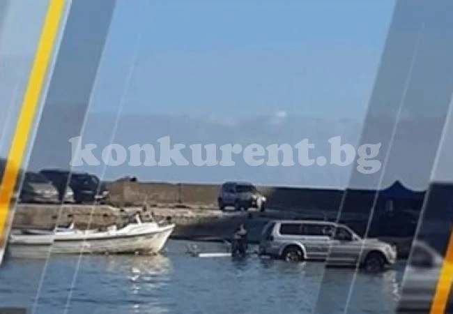 Джип влезе в морето на плаж „Болата”