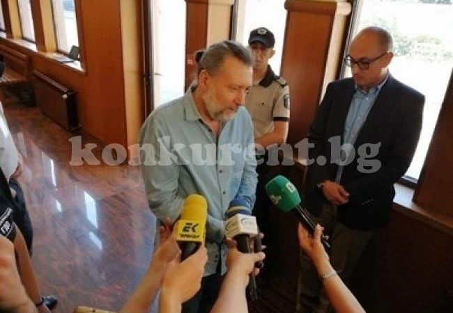 Таксите за плажа в Русалка хранят Банев и в килията