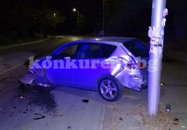 Автомобил се заби в стена (СНИМКИ)