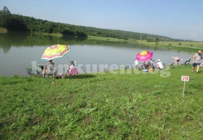 Момичета и момчета се учат да ловят риба