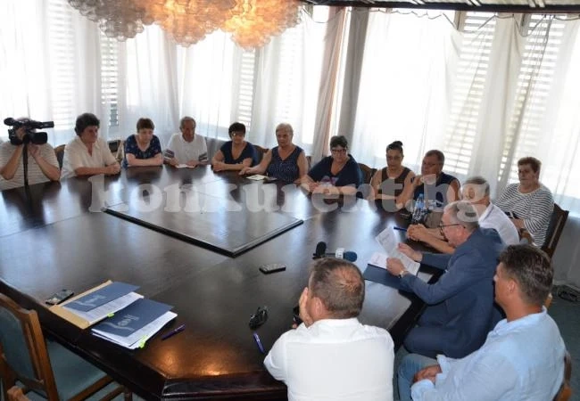 Подписаха договорите за саниране на четири жилищни сгради