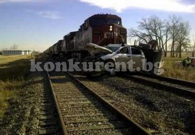 Влак помете кола на жп прелез