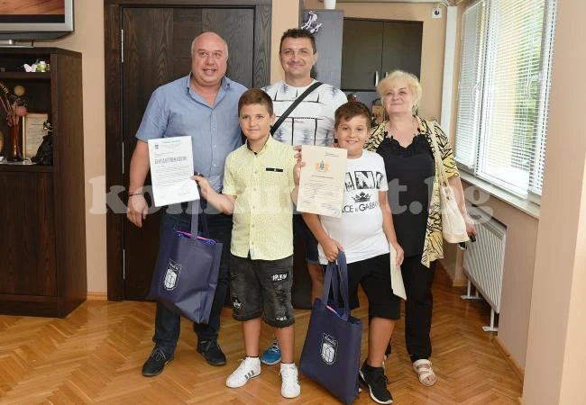 Кметът на Община Вършец награди деца за доблестна постъпка