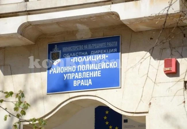 Задържаха вандал, потрошил входната врата на блок