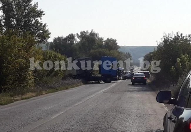 Кола се заби в камион на пътя