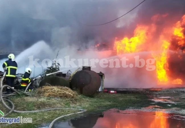 Голям пожар гори в Ботевград СНИМКИ