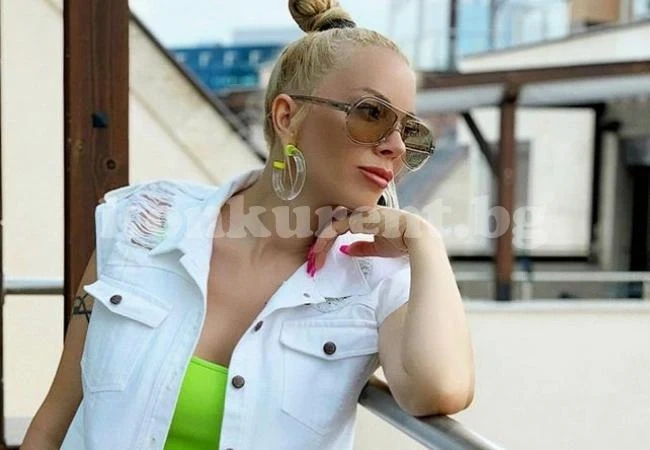 Емилия на море с детегледачка