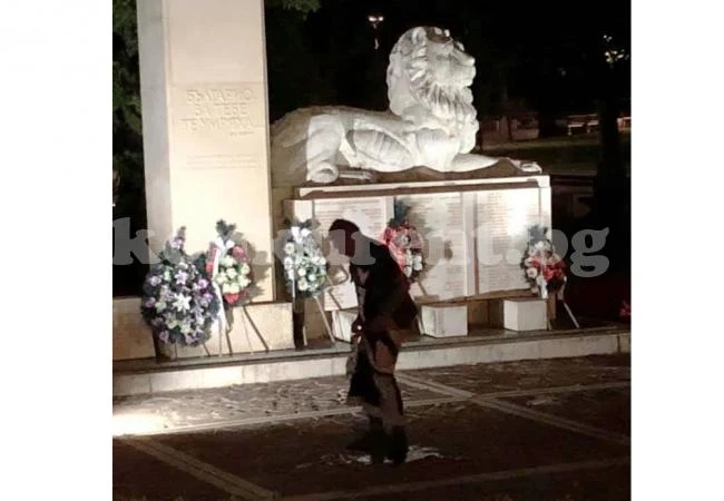 СНИМКИ показват как див монтанчанин се облекчава пред паметник