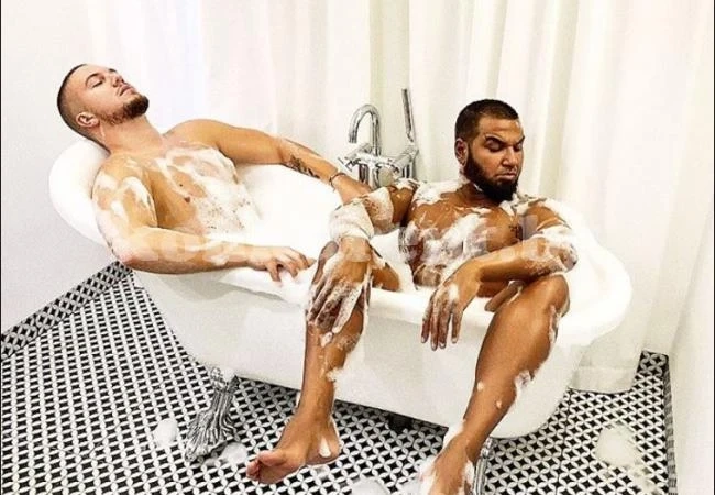 Азис с мъж във ваната