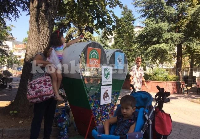 Деца и възрастни събират капачки