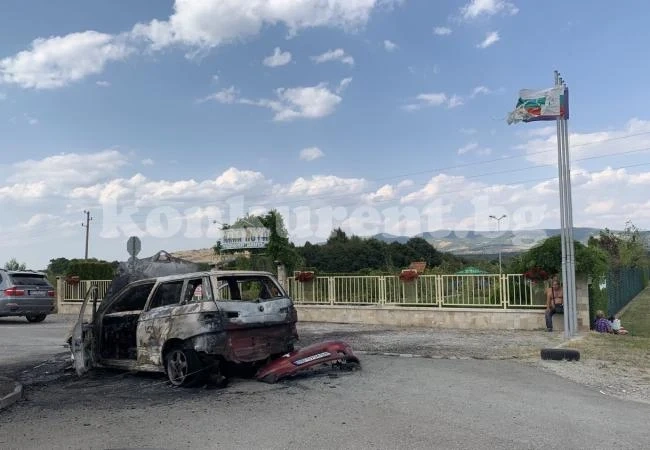 ВИДЕО Кола се запали и изгоря на Е79 край бензиностанция