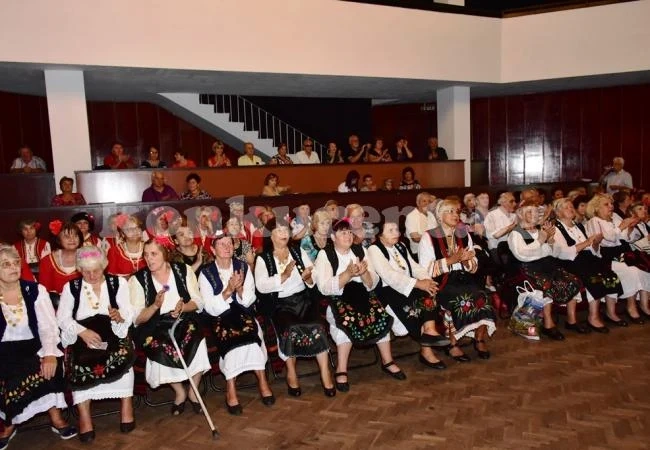 Фолклорен фестивал събра във Враца любители на песента