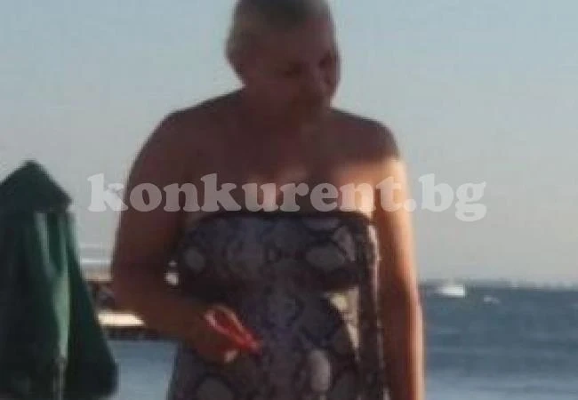 И Деси Слава с бански XL