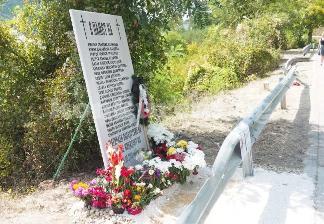 Стих на Смирненски пред паметника на загиналите край Своге