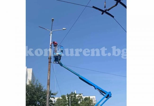 Обновяват стълбовете на уличното осветление в града