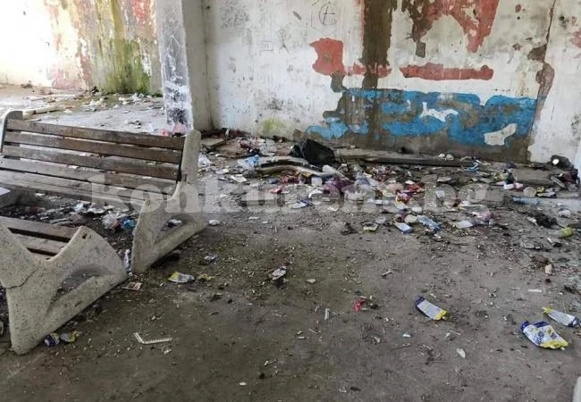 Огорчиха деца от Краводер, почистили парк по своя воля