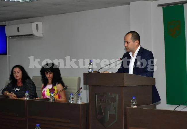 Завършват ремонта на площад \