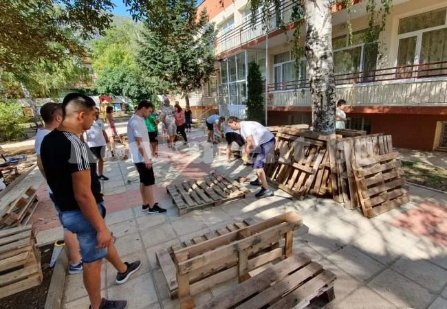 Младежи и родители запретнаха ръкави в ДГ „Европейчета“