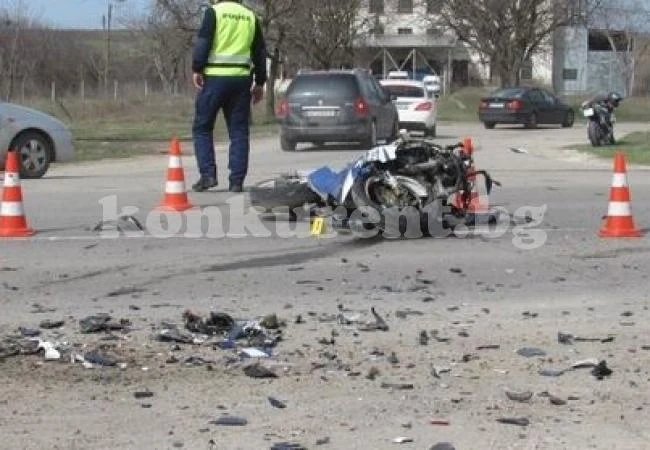 Моторист пострада в катастрофа с кола