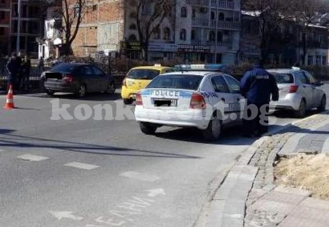 Мъж открадна колата на приятеля си, докато той зарежда гориво