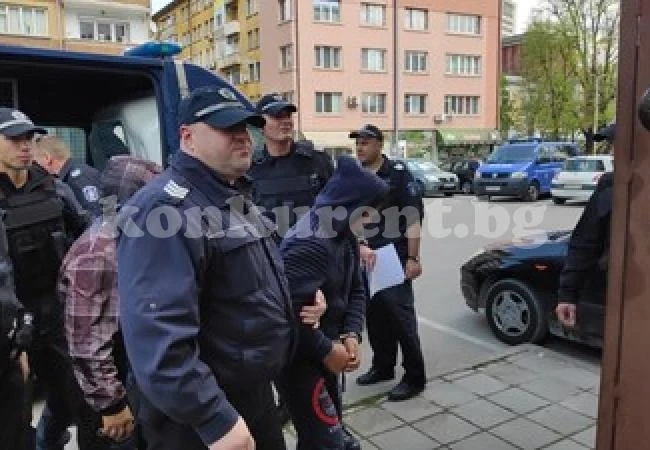 Венци от побоя, запалил протестите в Габрово, поиска 12 хиляди лв. обезщетение от триото цигани
