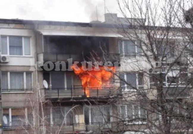 Боклуци подпалиха тераса на жилищен блок