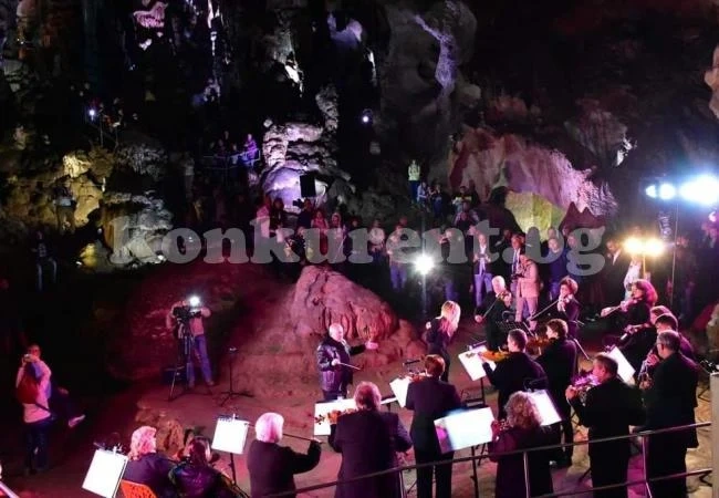 Пещерата Леденика събра любителите на класическата музика