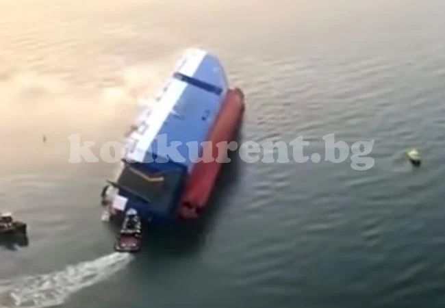 Голям търговски кораб се преобърна, четирима са в неизвестност (Видео)